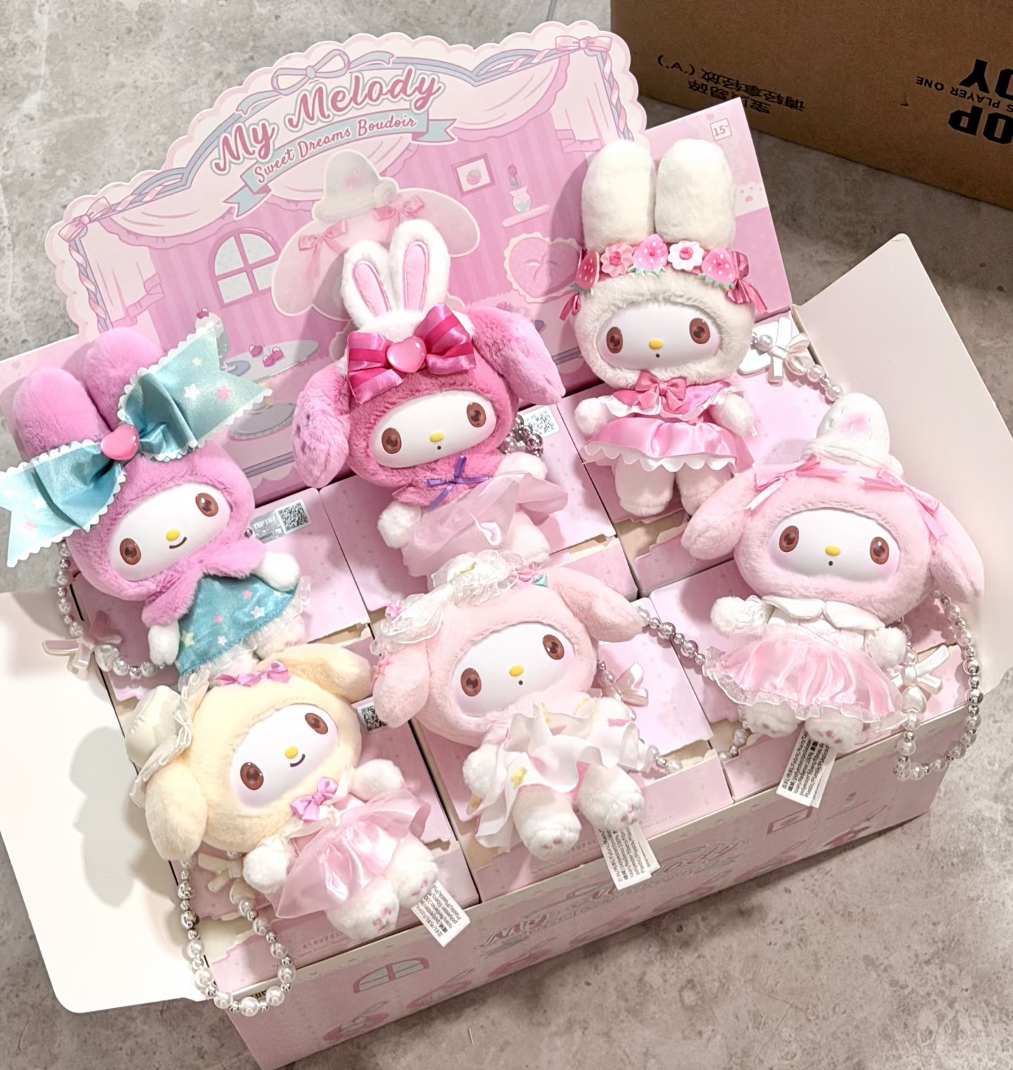Why Do Veteran Collectors Keep the Original Blind Box Cases? One Article to Understand