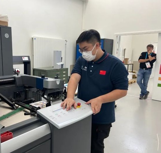 选手操作印刷设备